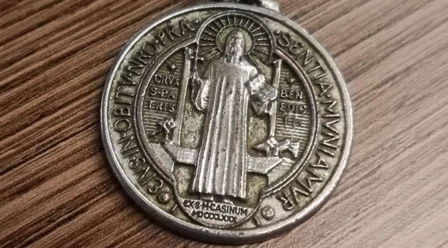 Las medallas protegen de la acción del demonio? El Padre Fortea lo explica  – Quilichao Católico